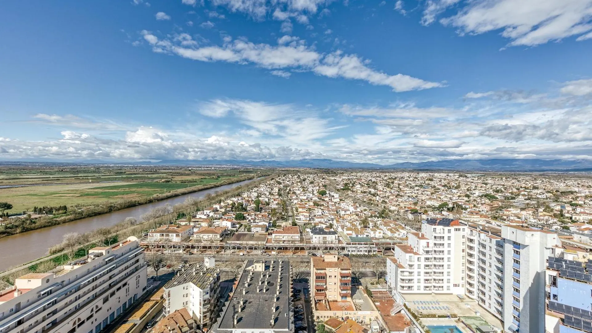 Rooftop Empuriabrava 0*,  Spain